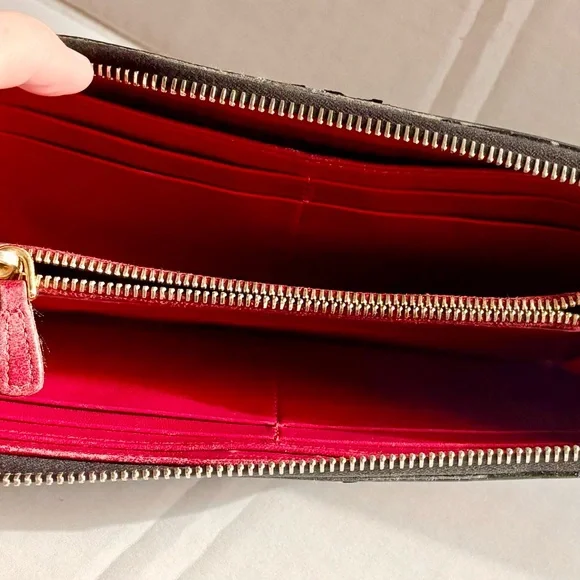 Miu Miu Black Patent Leather Zippy Wallet w pink leather lining + bow detail. - Picture 4 of 6